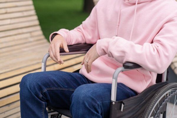 Apoio de pés personalizado para cadeira de rodas: como o posicionamento dos pés altera pernas, pelve, tronco e equilíbrio