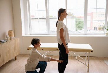 Como escolher uma cadeira ou carrinho postural: guia passo a passo