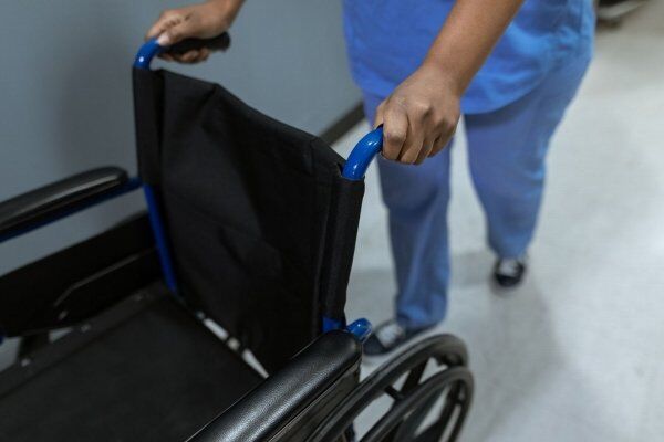 Como o cinto pélvico ajuda no posicionamento da pelve e na segurança do usuário