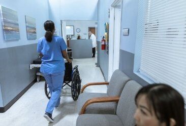Cadeiras adaptadas para paralisia cerebral: prescrição, financiamento e programas locais
