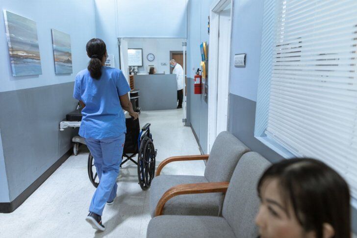 Cadeiras adaptadas para paralisia cerebral: prescrição, financiamento e programas locais