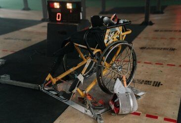 Guia atualizado do Ministério da Saúde sobre adaptação postural e cadeira de rodas