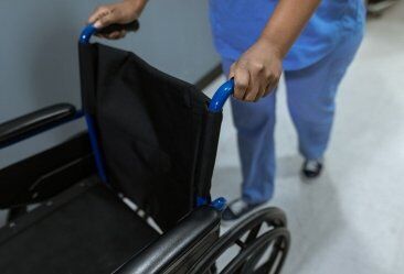 Como o cinto pélvico ajuda no posicionamento da pelve e na segurança do usuário