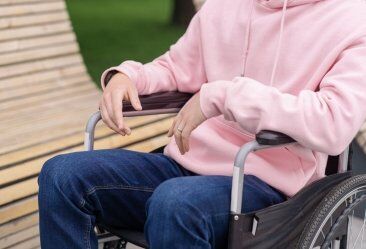 Apoio de pés personalizado para cadeira de rodas: como o posicionamento dos pés altera pernas, pelve, tronco e equilíbrio
